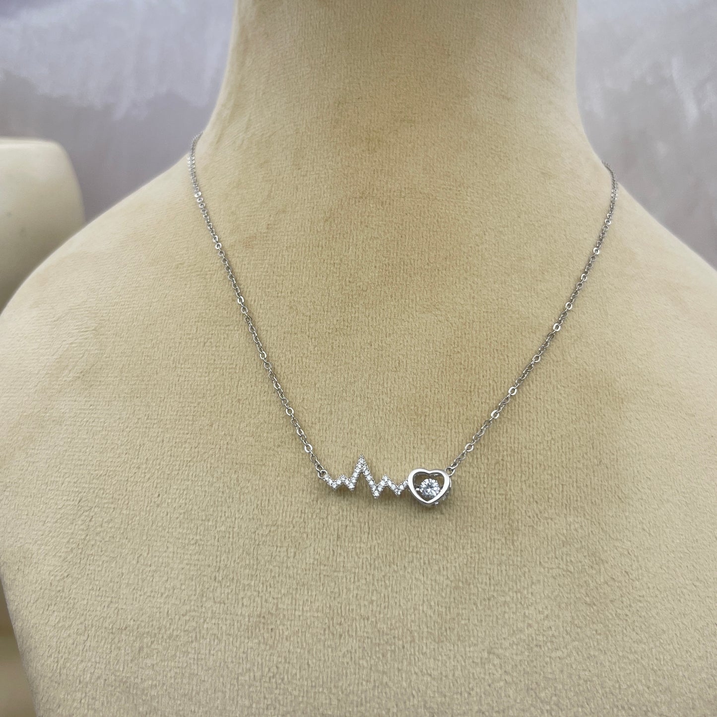 BREAUTTY HEARTBEAT NECKLACE – A SYMBOL OF LOVE THAT SHINES FOREVER