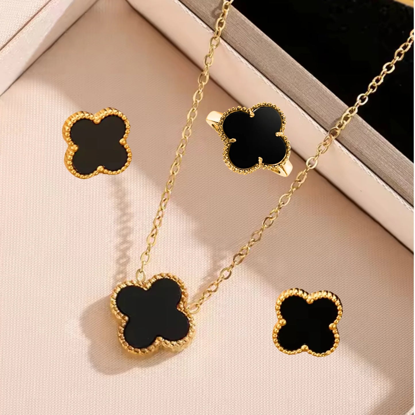 BREAUTTY 18K GOLD PLATED CLEEF WITH BLACK CLOVER PENDANT SET