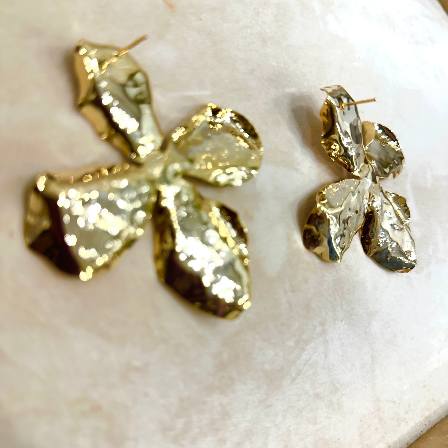 BREAUTTY GOLD BLOOM HAMMERED FLOWER EARRINGS
