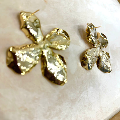 BREAUTTY GOLD BLOOM HAMMERED FLOWER EARRINGS