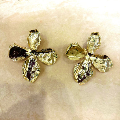 BREAUTTY GOLD BLOOM HAMMERED FLOWER EARRINGS