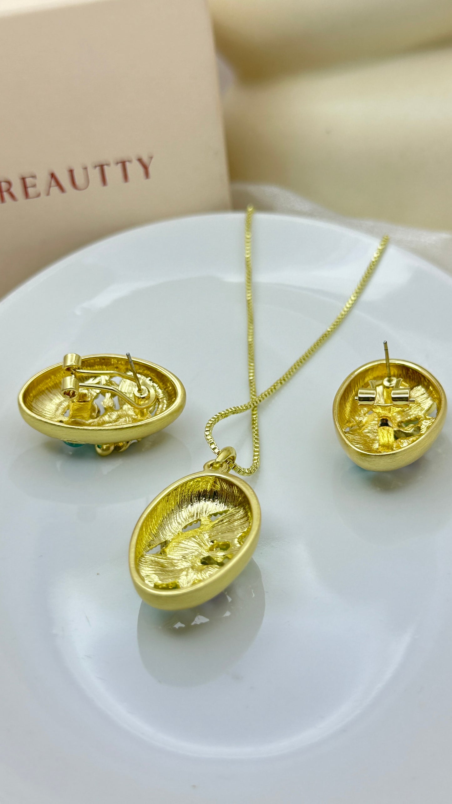 BREAUTTY ELEGANT MULTISTONE FLOWER BOUQUET PENDANT SET