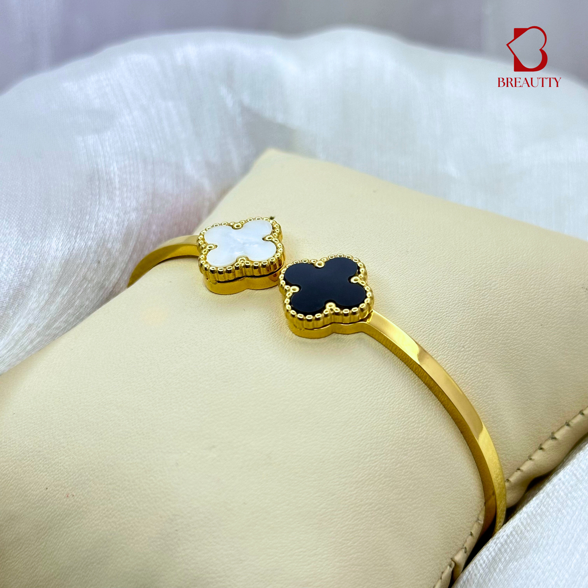 BREAUTTY WHITE AND BLACK CLOVER VAN CLEEF INSPIRED BRACELET IN 18K GOLD PLATED | WATERPROOF